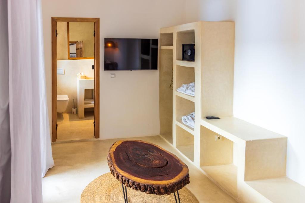 Cette chambre comprend une table et un tabouret. dans l'établissement Pure House Marrakech, à Marrakech