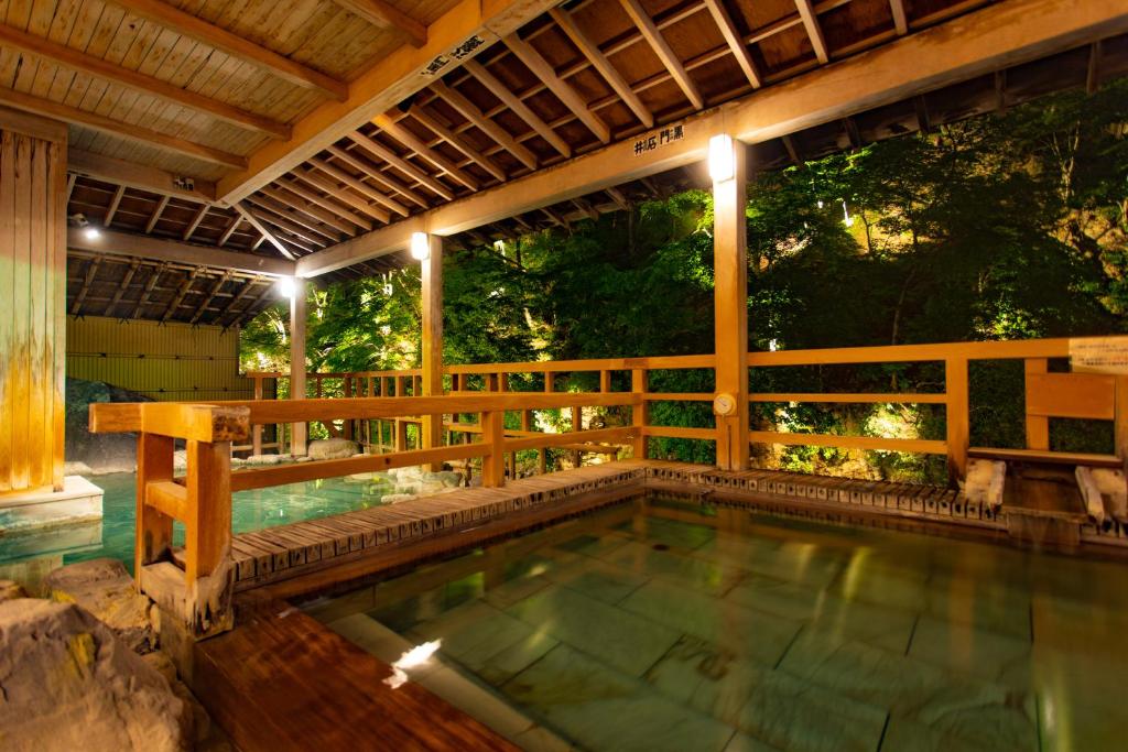 - une piscine dans une maison dotée d'une clôture en bois dans l'établissement Shima Yamaguchikan, à Nakanojo 24 autres photos
