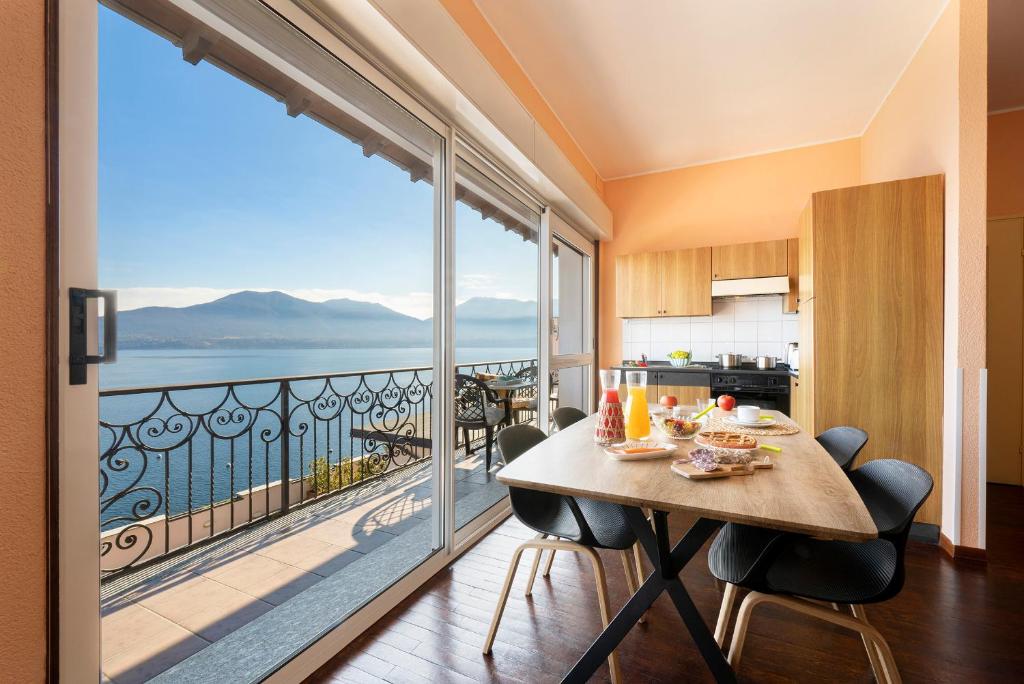 - une cuisine et une salle à manger avec vue sur l'océan dans l'établissement Residence Casa e Vela, à Oggebbio