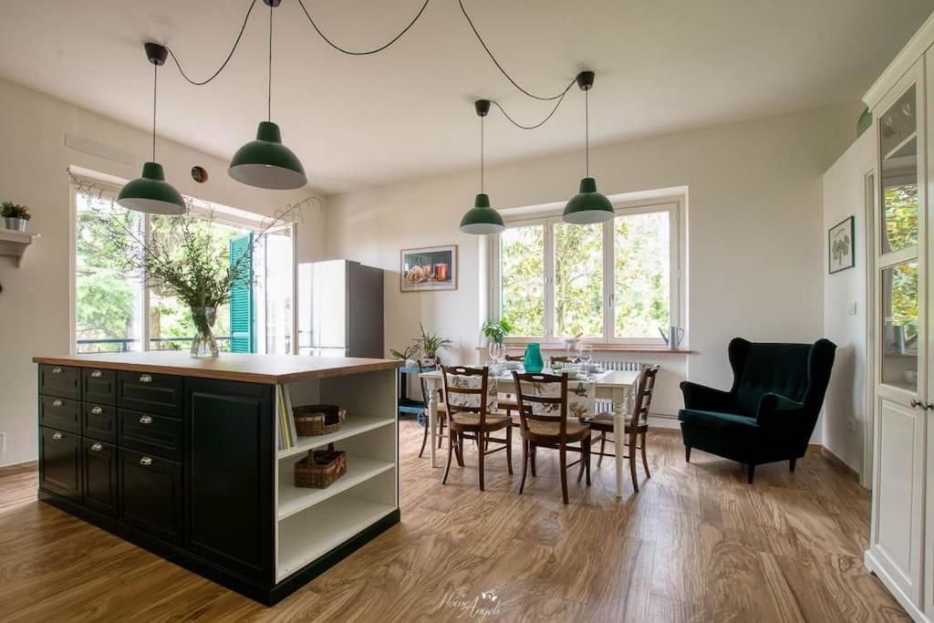 une cuisine et une salle à manger avec une table et des chaises dans l'établissement Villa Fiori, à Moncalvo