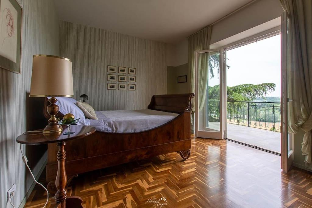 une chambre avec un lit et une table avec une lampe dans l'établissement Villa Fiori, à Moncalvo