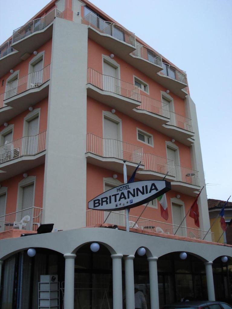 un bâtiment avec un panneau indiquant la rue devant lui dans l'établissement Hotel Britannia Rimini Marina centro, à Rimini