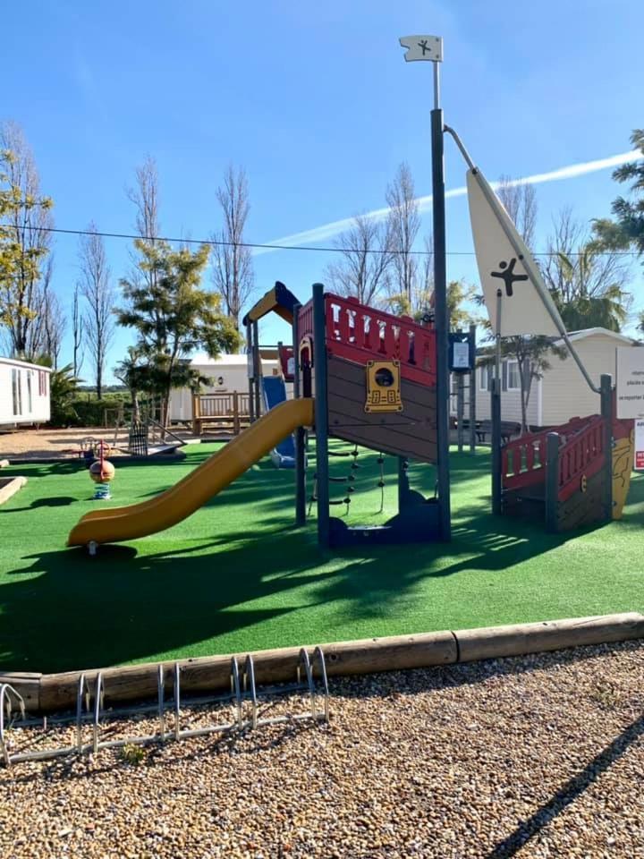 une aire de jeux avec un toboggan dans un parc dans l'établissement Mobil home 6/8 personnes camping 4*Frejus, à Fréjus