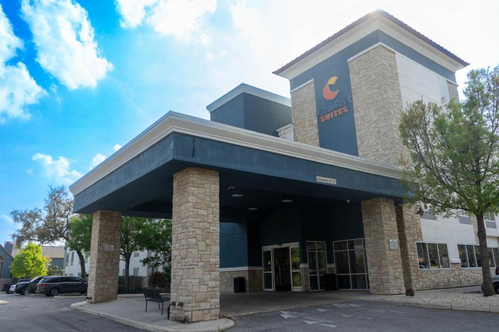 Comfort Suites Medical Center near Six Flags Image
