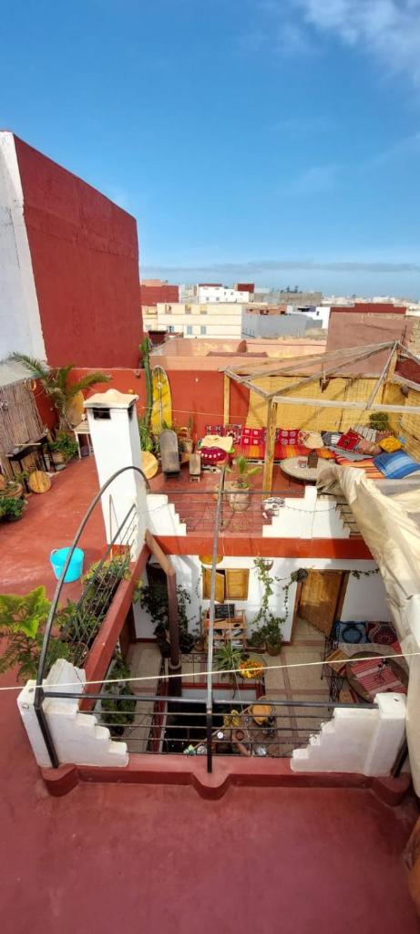 - une vue sur un bâtiment avec des plantes dans l'établissement SALAS waveclimbing company, à Sidi Ifni
