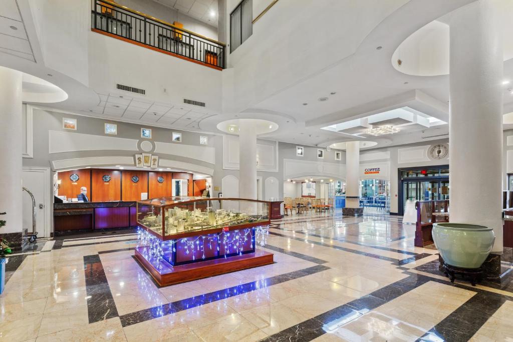 Wyndham Garden Baronne Plaza Image