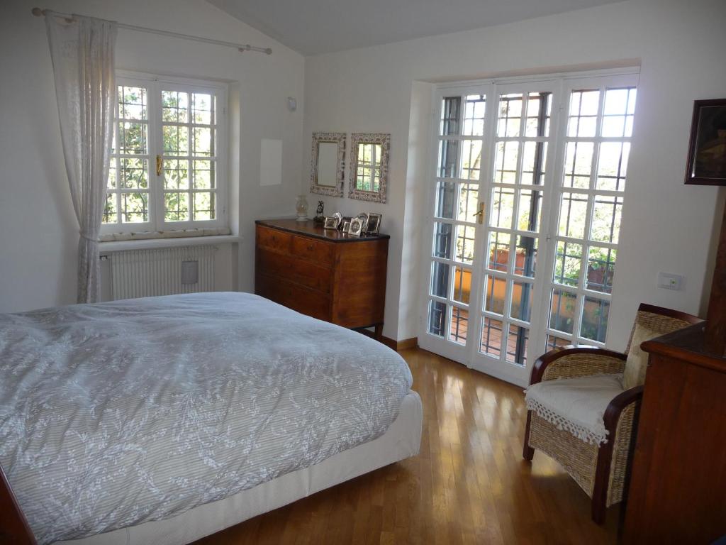 - une chambre avec un lit, une commode et des fenêtres dans l'établissement Deliziosa Villa alle porte di Roma, à Sacrofano 38 autres photos