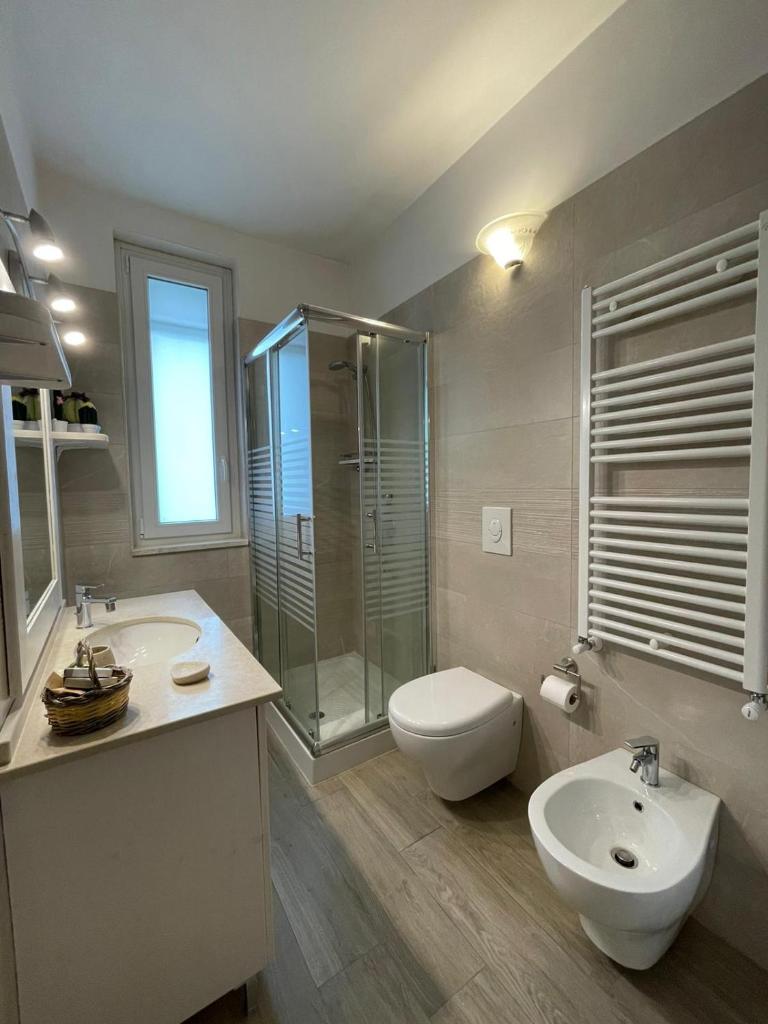une salle de bain avec toilettes, lavabo et douche dans l'établissement Il Vecchio Carrubo - Villa con piscina a sfioro, à Macchia di Monte 17 autres photos