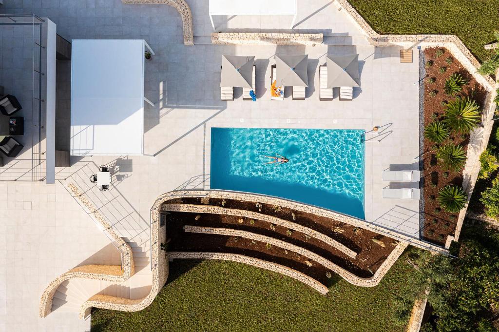une vue aérienne d'une piscine dans une maison dans l'établissement Villa Anna, à Syracuse