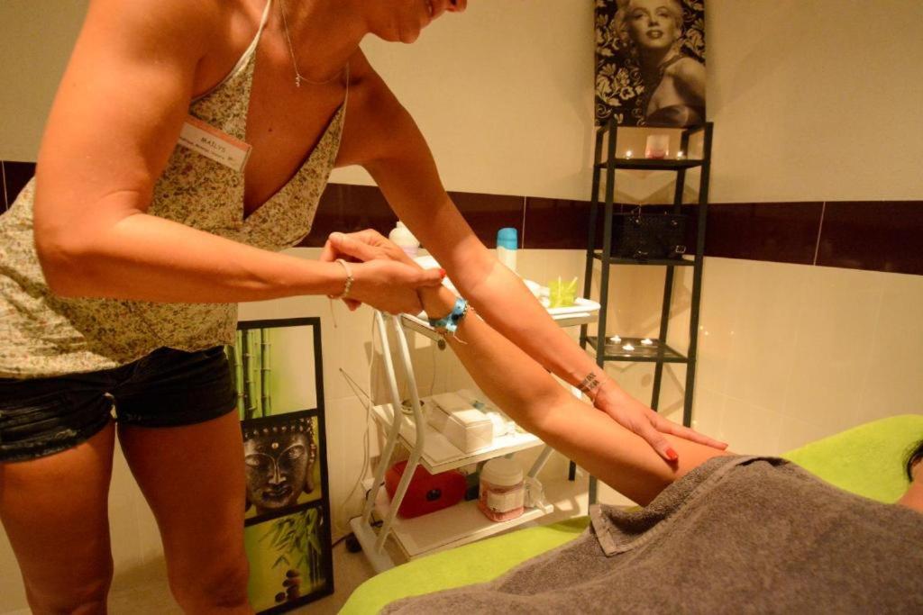 une femme qui reçoit un massage des jambes dans un salon dans l'établissement Camping, au Muy