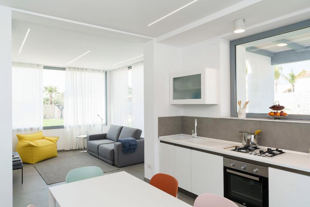 une cuisine avec un comptoir et un salon dans l'établissement Villa Mia, à Reitani