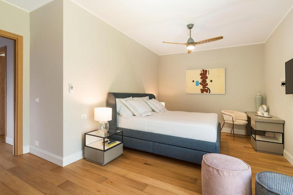 une chambre avec un lit, une table et une chaise dans l'établissement ColleVerde, à Noto 41 autres photos