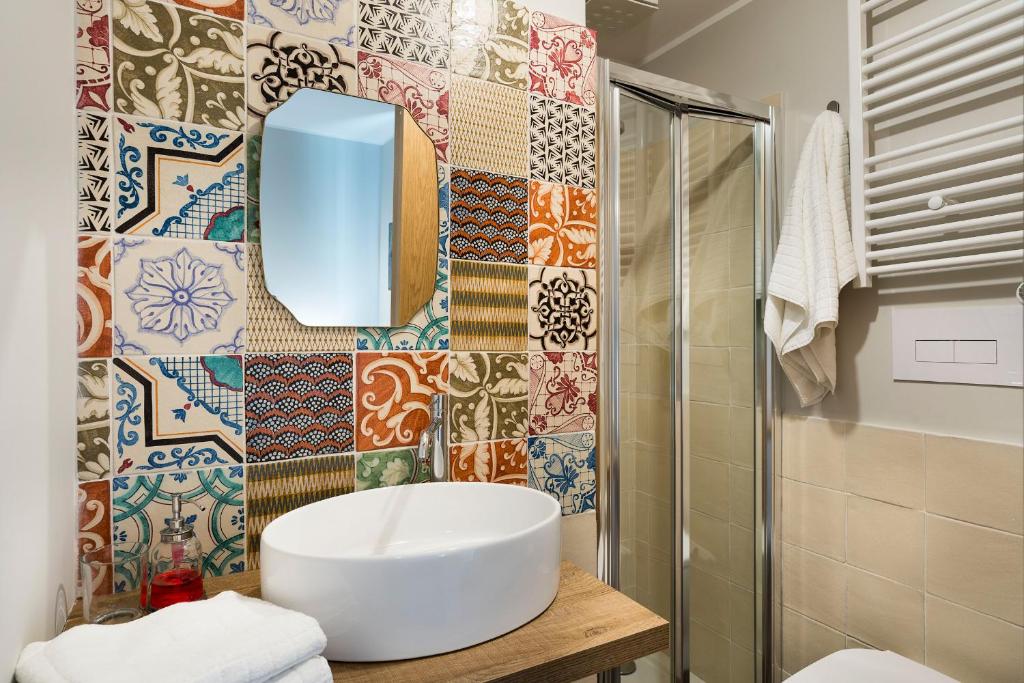 une salle de bain avec un lavabo et un miroir dans l'établissement ColleVerde, à Noto