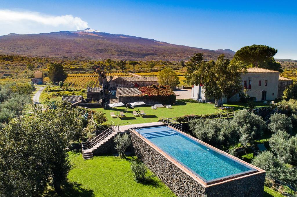 une vue aérienne d'une maison avec piscine dans l'établissement Etna Retreat, à Castiglione di Sicilia