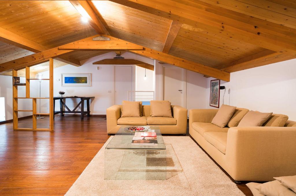 un salon avec deux canapés et une table dans l'établissement Etna Retreat, à Castiglione di Sicilia