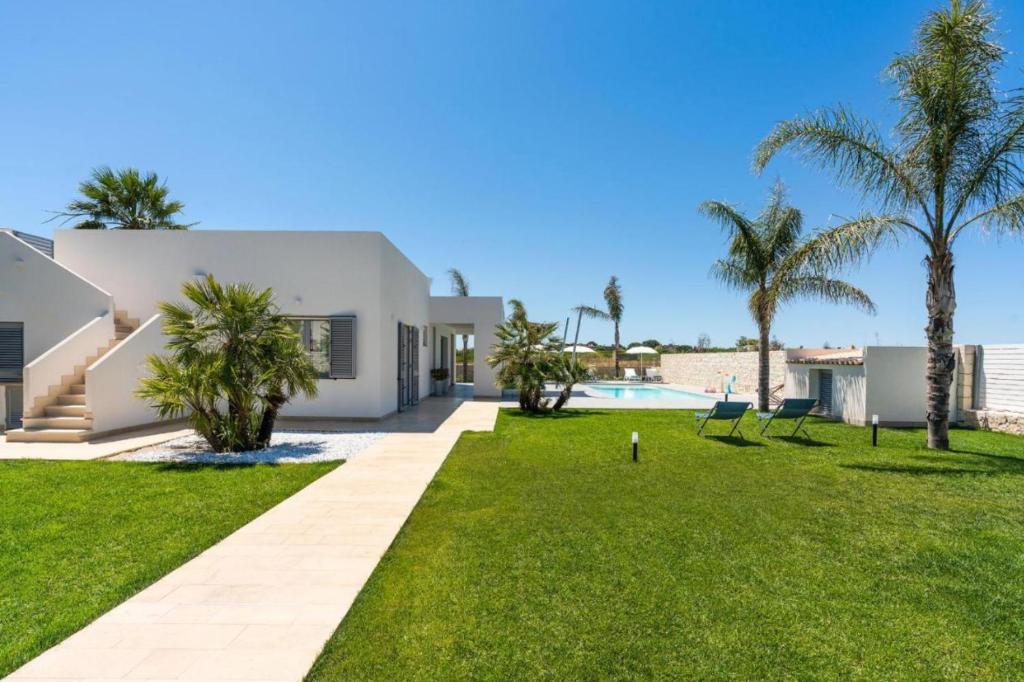 une villa avec une pelouse et une piscine dans l'établissement Villa Nica, à Reitani 49 autres photos