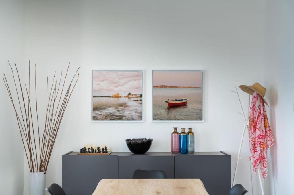 une salle à manger avec trois photos sur le mur dans l'établissement Villa Nica, à Reitani