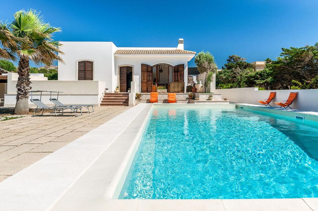 une piscine devant une villa dans l'établissement Profumo di Mare, à Custonaci