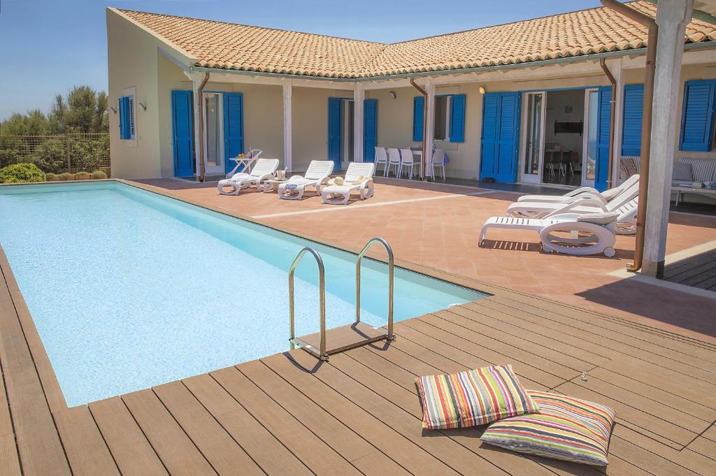 une piscine avec des chaises et une maison dans l'établissement Villa Ala, à Augusta