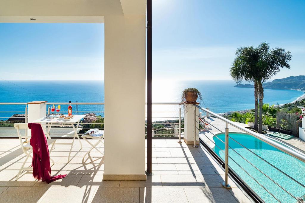 une vue sur l'océan depuis le balcon d'une maison dans l'établissement Villa Luce, à Letojanni