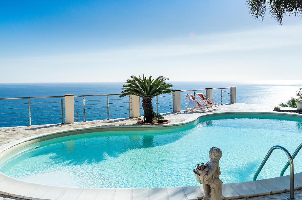 une piscine avec vue sur l'océan dans l'établissement Villa Luce, à Letojanni 42 autres photos