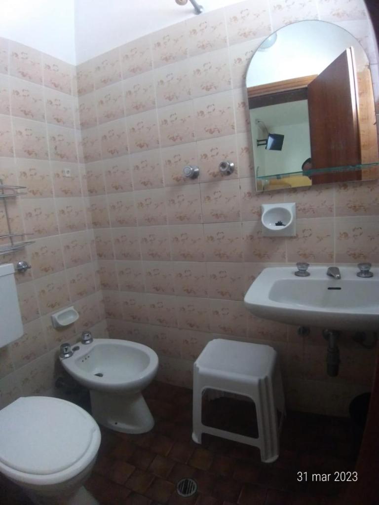 une salle de bain avec des toilettes blanches et un lavabo dans l'établissement Hotel Rosy, à Bellaria-Igea Marina