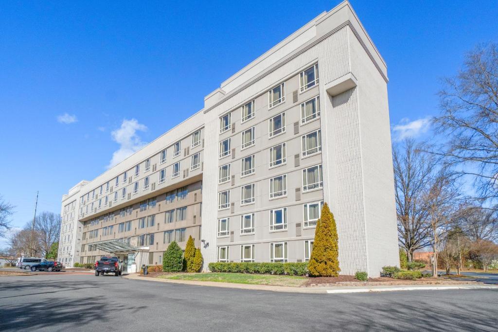 315 LoSo Hotel Airport Image