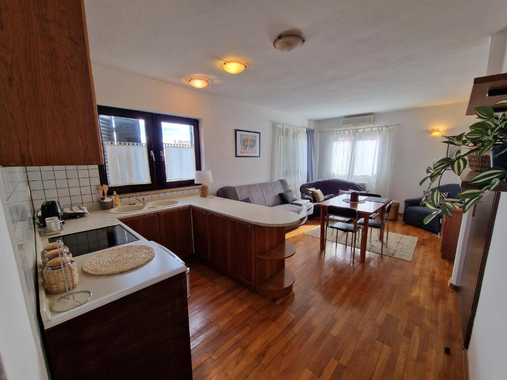 Apartments Katarina near beach 8