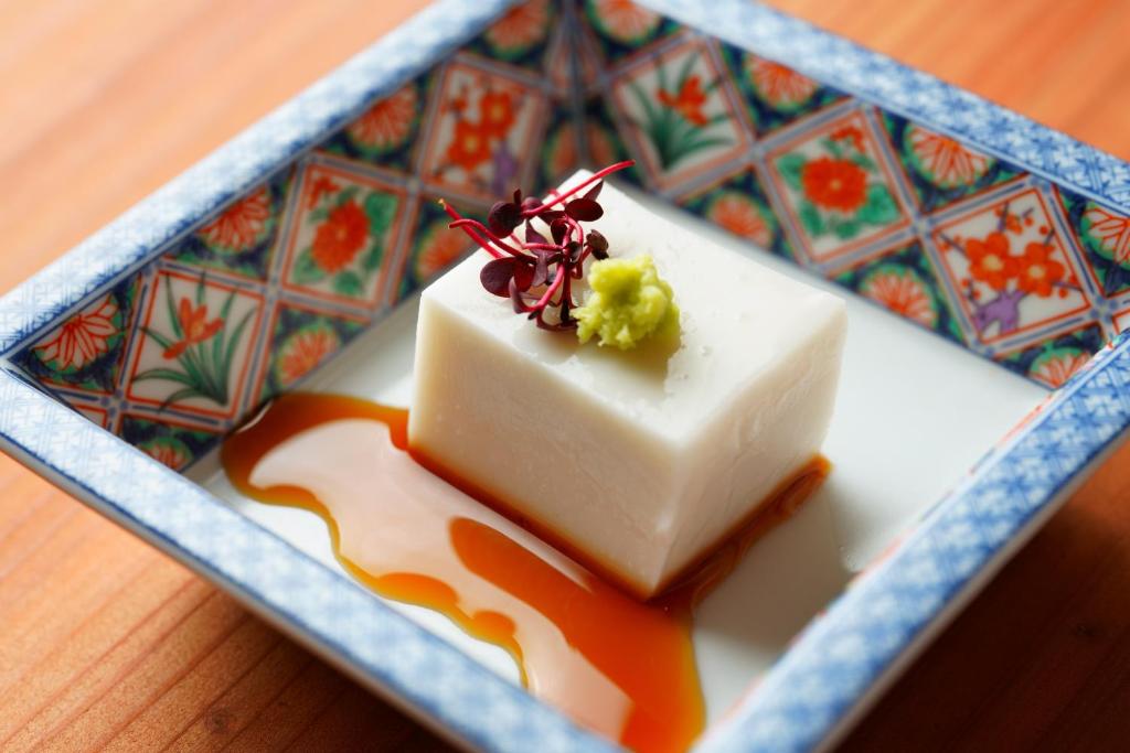 un morceau de gâteau sur une assiette sur une table dans l'établissement Ryoan Fukinotou, à Bungotakada