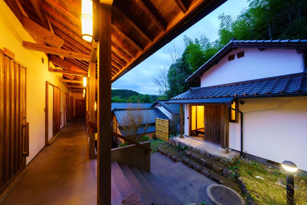 Elle offre une vue sur l'extérieur d'une maison dotée d'un balcon. dans l'établissement Ryoan Fukinotou, à Bungotakada