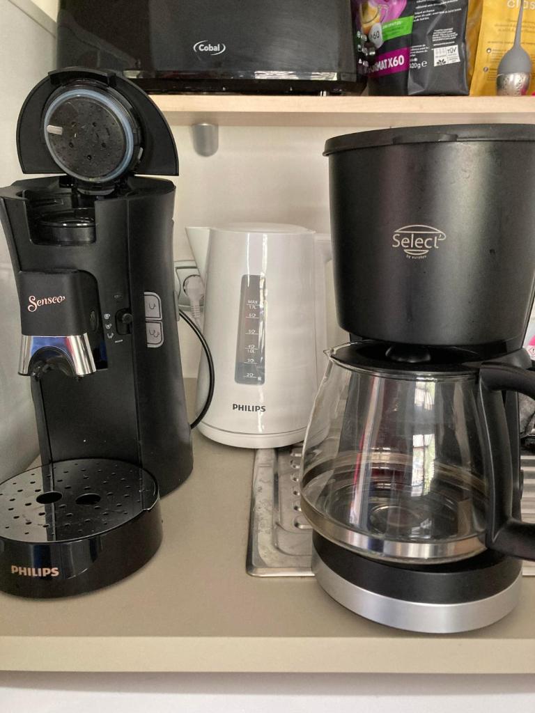 - une cafetière installée au-dessus d'un comptoir de cuisine dans l'établissement Camping 5* - Biscarosse Lac - MobilHome 2 chambres - 4 personnes, à Biscarrosse