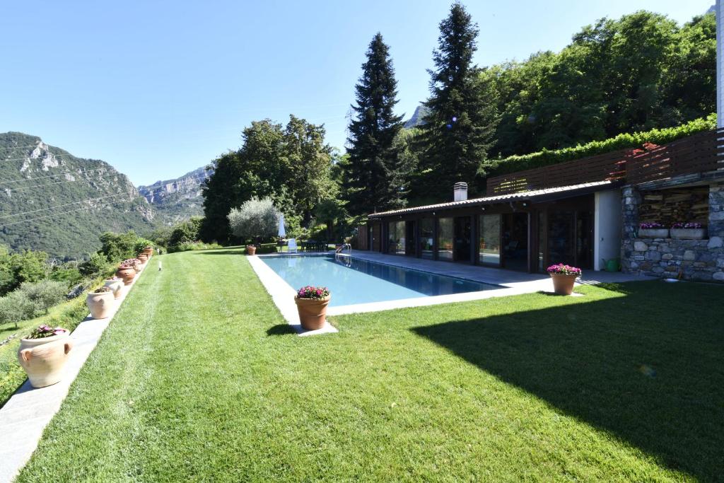 un jardin avec une piscine et une maison dans l'établissement ANGEL'S VILLA - Panoramic LAKE VIEW, à Lecco