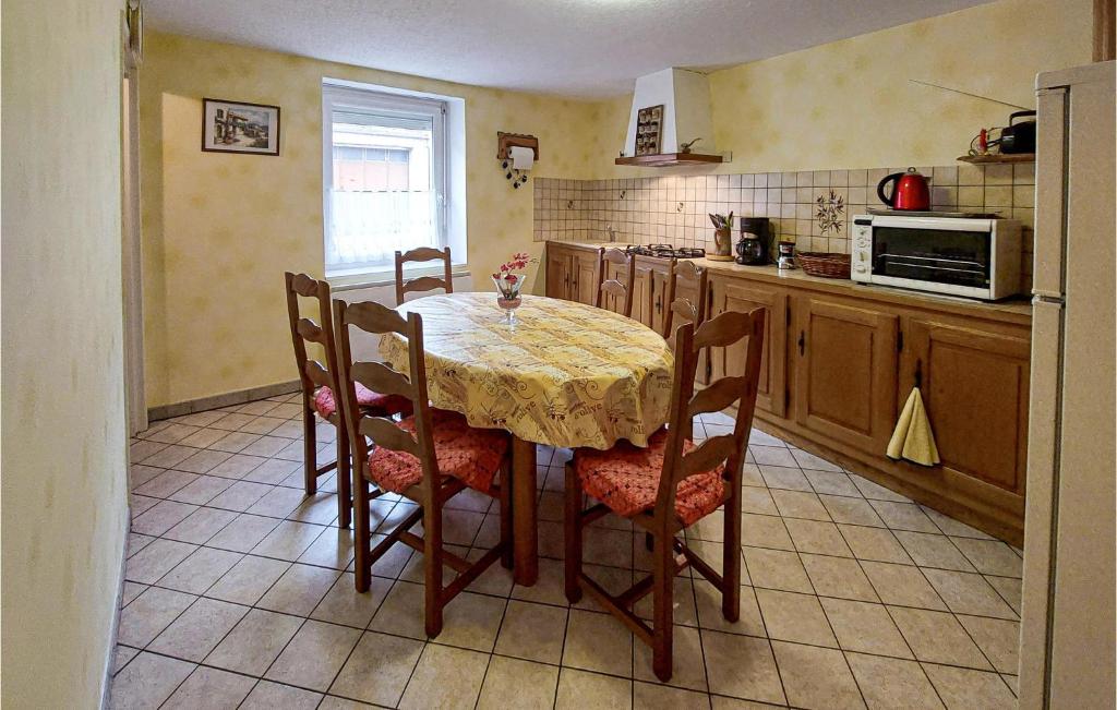 2 Bedroom Awesome Home In Bas-En-Basset 3