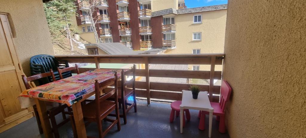 un balcon avec une table et des chaises sur un balcon dans l'établissement Studio 57, à Orcières