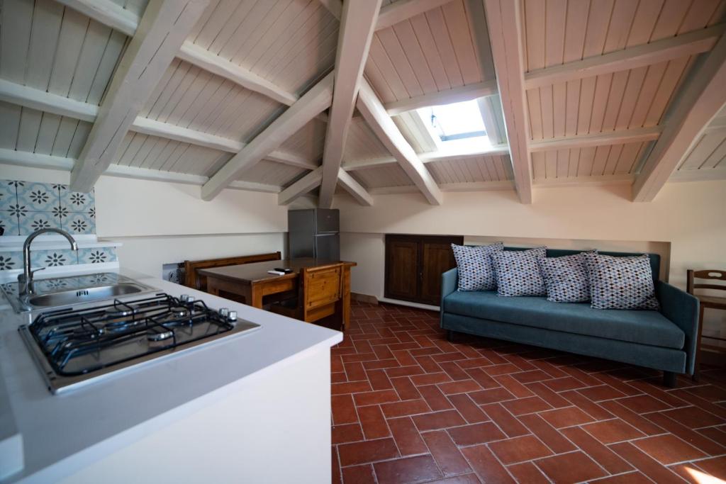 - une cuisine avec une cuisinière et un canapé dans la chambre dans l'établissement Villa con Piscina Privata a 2 kilometri da Tropea, à Gasponi