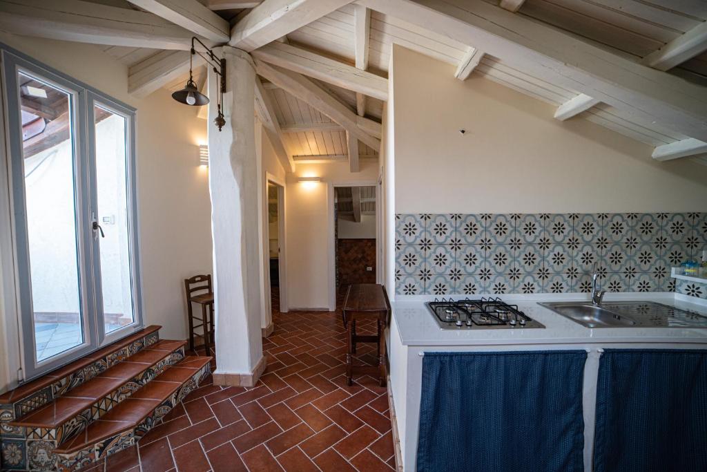 une cuisine avec une cuisinière et un comptoir dans l'établissement Villa con Piscina Privata a 2 kilometri da Tropea, à Gasponi