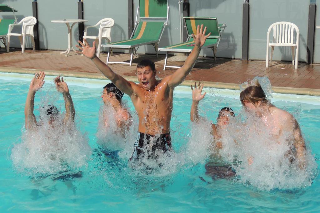 un groupe de personnes se trouvent dans une piscine dans l'établissement Hotel Apollonia, à Lido di Savio