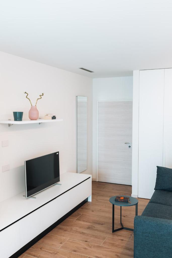 un salon avec une télévision et un canapé dans l'établissement Sea Breeze, à Caorle 67 autres photos