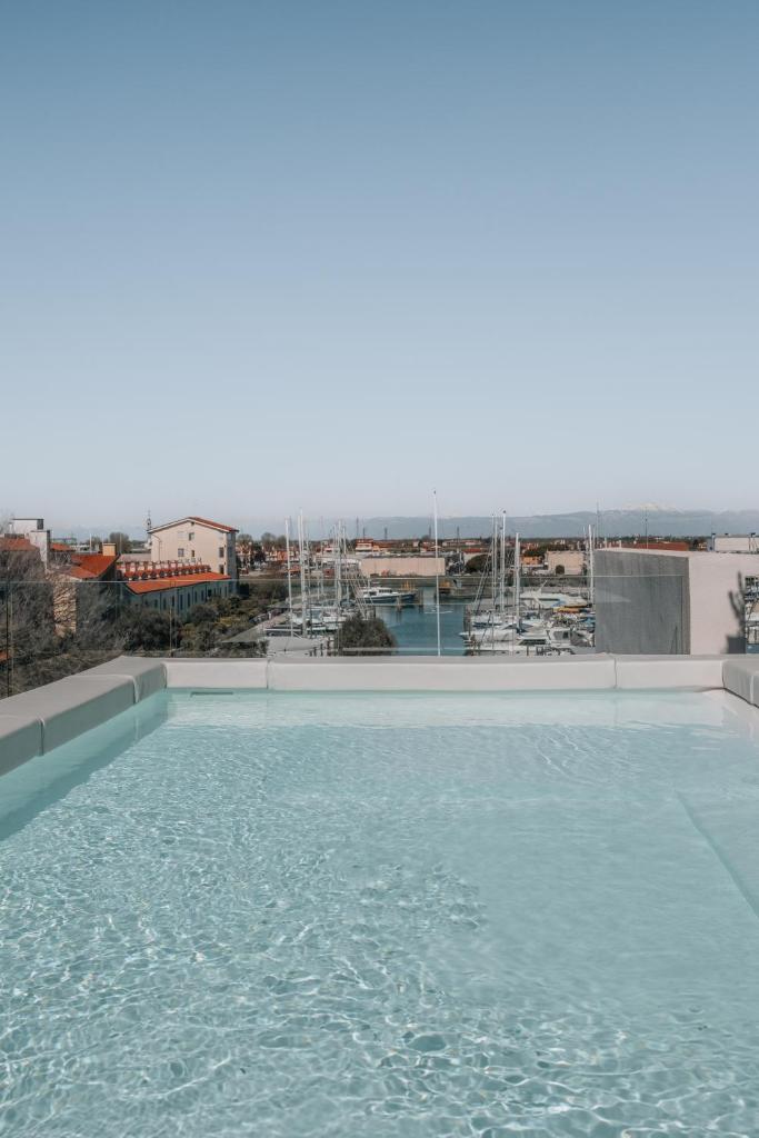 - une piscine avec vue sur le port de plaisance dans l'établissement Sea Breeze, à Caorle