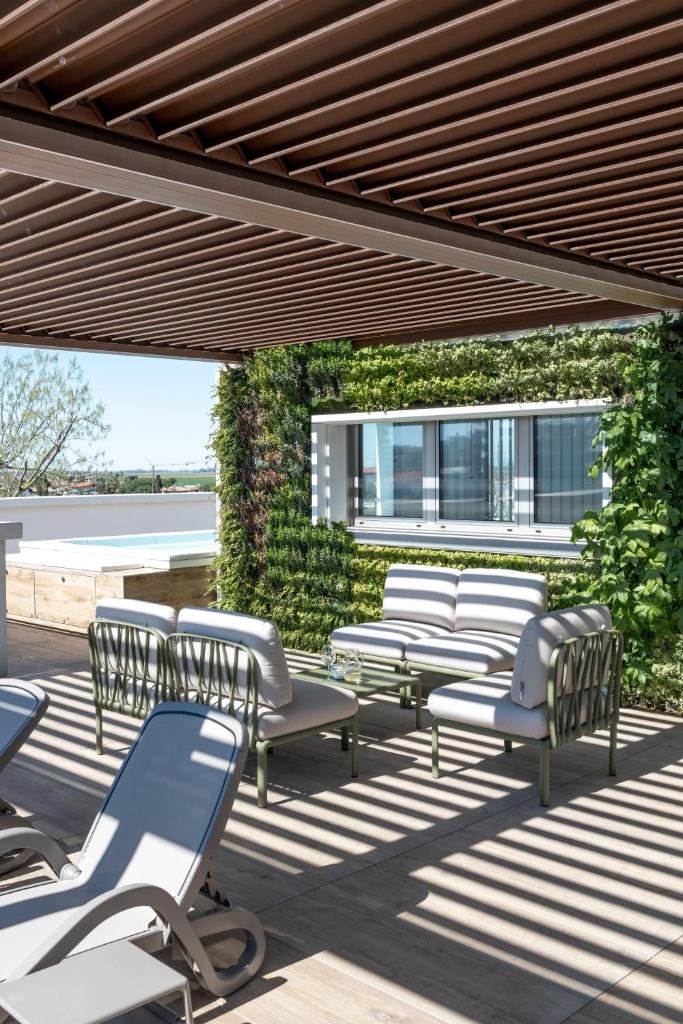 - un ensemble de chaises longues sur la terrasse dans l'établissement Sea Breeze, à Caorle