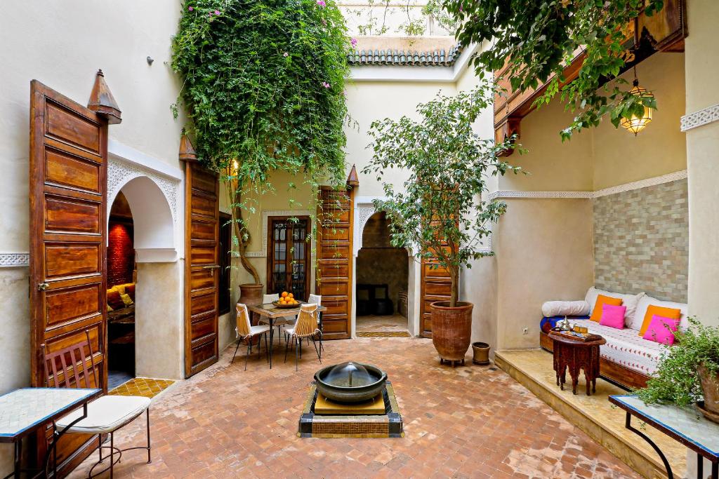 un patio extérieur avec un foyer extérieur dans une cour dans l'établissement Riad 92 - Architect's Riad in the Exclusive Dar El Bacha, à Marrakech