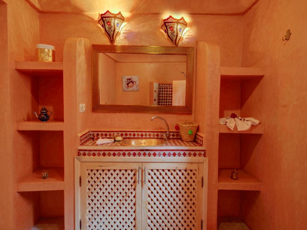 une salle de bain avec un lavabo et un miroir dans l'établissement Riad Princesse Du Désert & Spa, à Marrakech