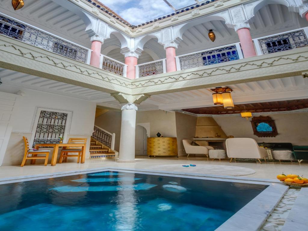- une piscine intérieure dans un bâtiment doté d'un grand plafond dans l'établissement Riad Princesse Du Désert & Spa, à Marrakech