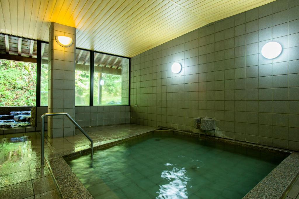 - une grande piscine d'eau dans la chambre dans l'établissement Oyado Hisaya, à Kami