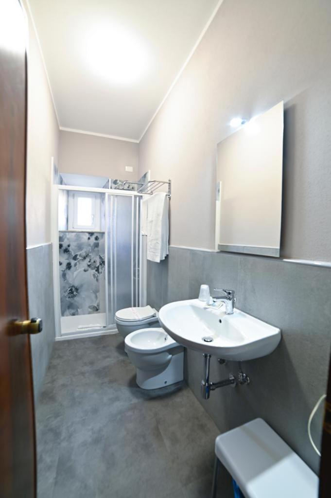 une salle de bain avec toilettes et lavabo dans l'établissement Albergo MP Noli, à Noli