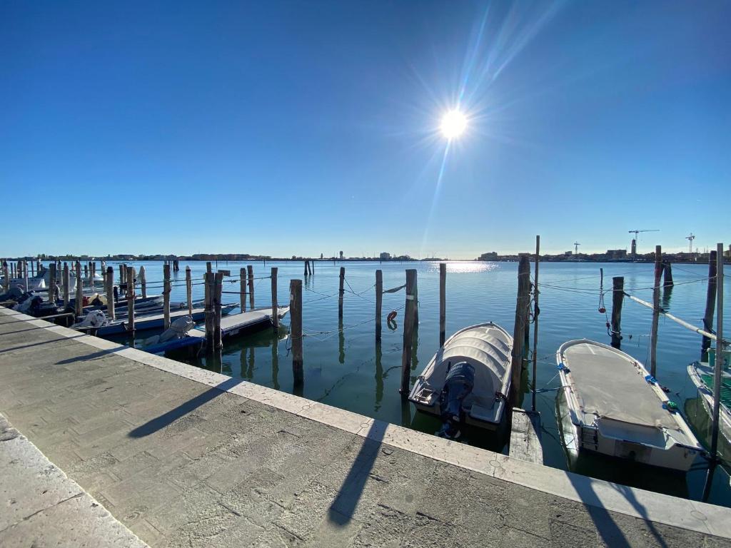 un groupe de bateaux amarrés à un quai dans l'établissement Hotel Ragno D'Oro, à Sottomarina