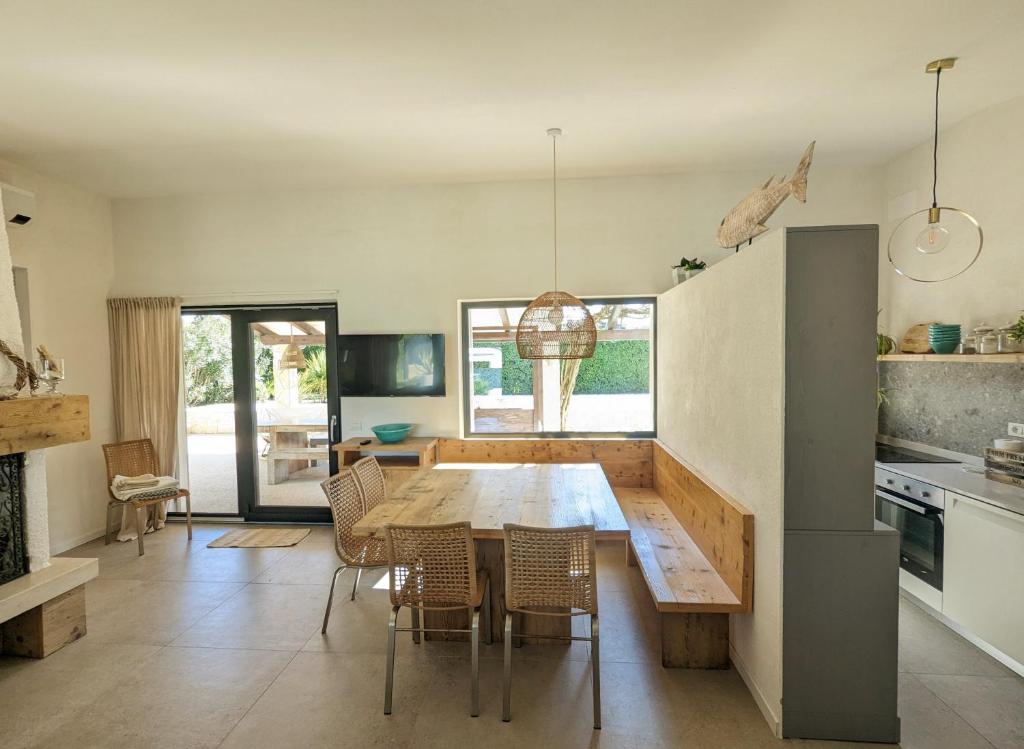 une cuisine et une salle à manger avec une table et des chaises en bois dans l'établissement Villa Agave, à Lazise