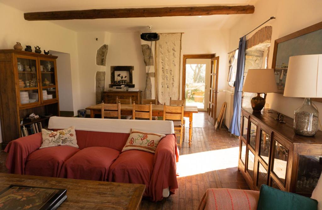un salon avec un canapé et une table dans l'établissement Casale Le Pietre, à Marta