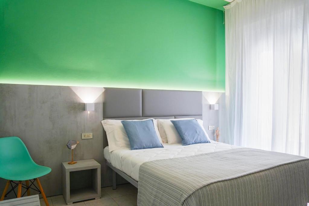 une chambre avec un lit et un mur végétal dans l'établissement Hotel Mon Pays, à Rimini
