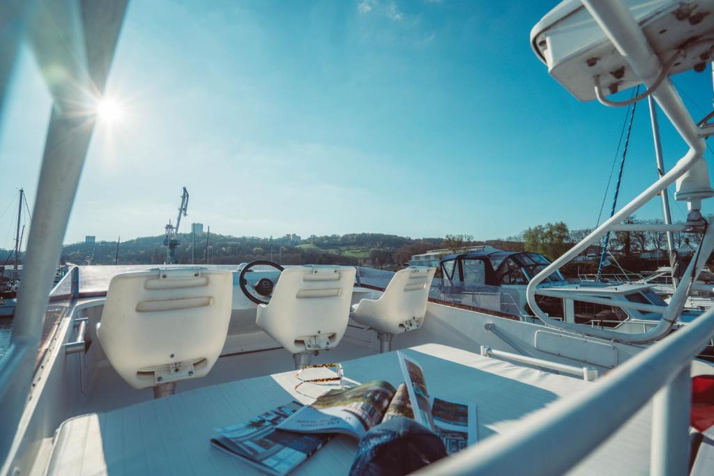 Photo de la galerie de l'établissement NO LIMIT CHARTER bateau avec parking privé proche centre-ville, à Rouen